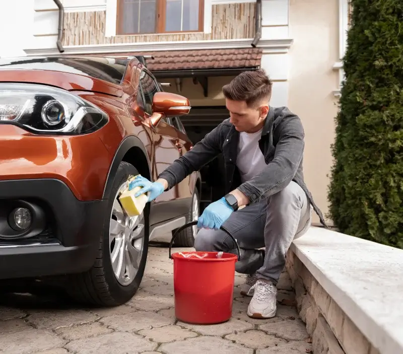 Lavage auto à domicile Plonévez-du-Faou : professionnel intervenant sur un véhicule